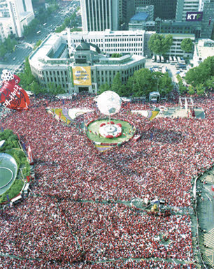 Болельщики Чемпионата мира по футболу на площади перед мэрией Сеула в 2002 году