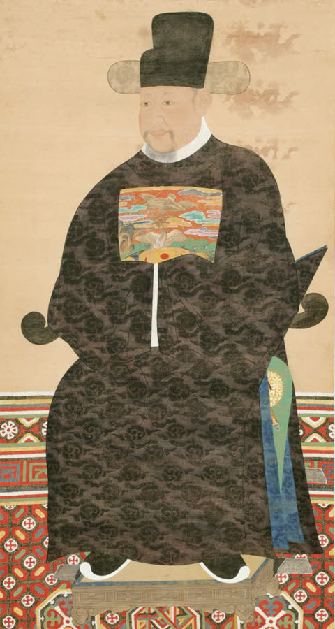 A government official in a danlyeong (cermonial robe) and a hyoongbae (rank badge)