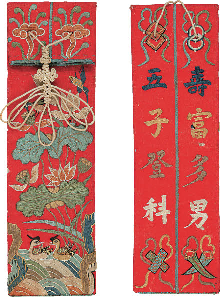 Sujeojip được trang trí rực rỡ bằng việc thêu và đan dây (Túi đựng bảo quản đũa và thìa)