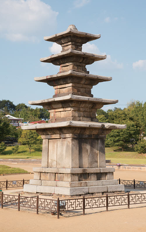 Pagoda de piedra de 5 niveles en predio del Templo
budista Jeongnimsa
(Buyeo, Chungcheongnam-do)