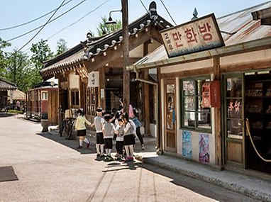 야외전시 골목 모습