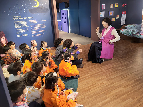 교육 중인 이야기 할머니와 교육을 듣고 있는 아이들