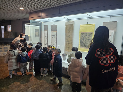 지역박물관에서 전시 관람하는 아이들