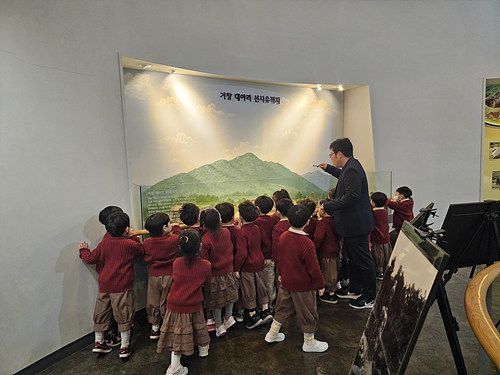 지역박물관에서 전시 관람하는 아이들